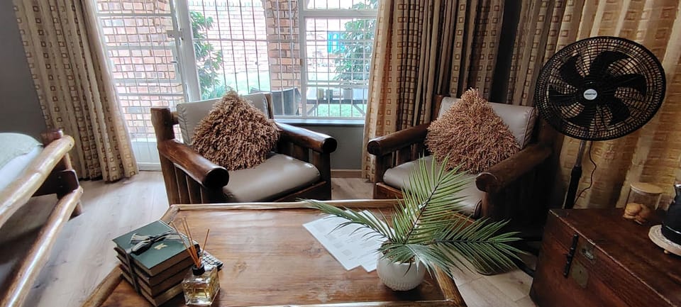 Room, 1 Bedroom, Smoking, Balcony | Living room | Books