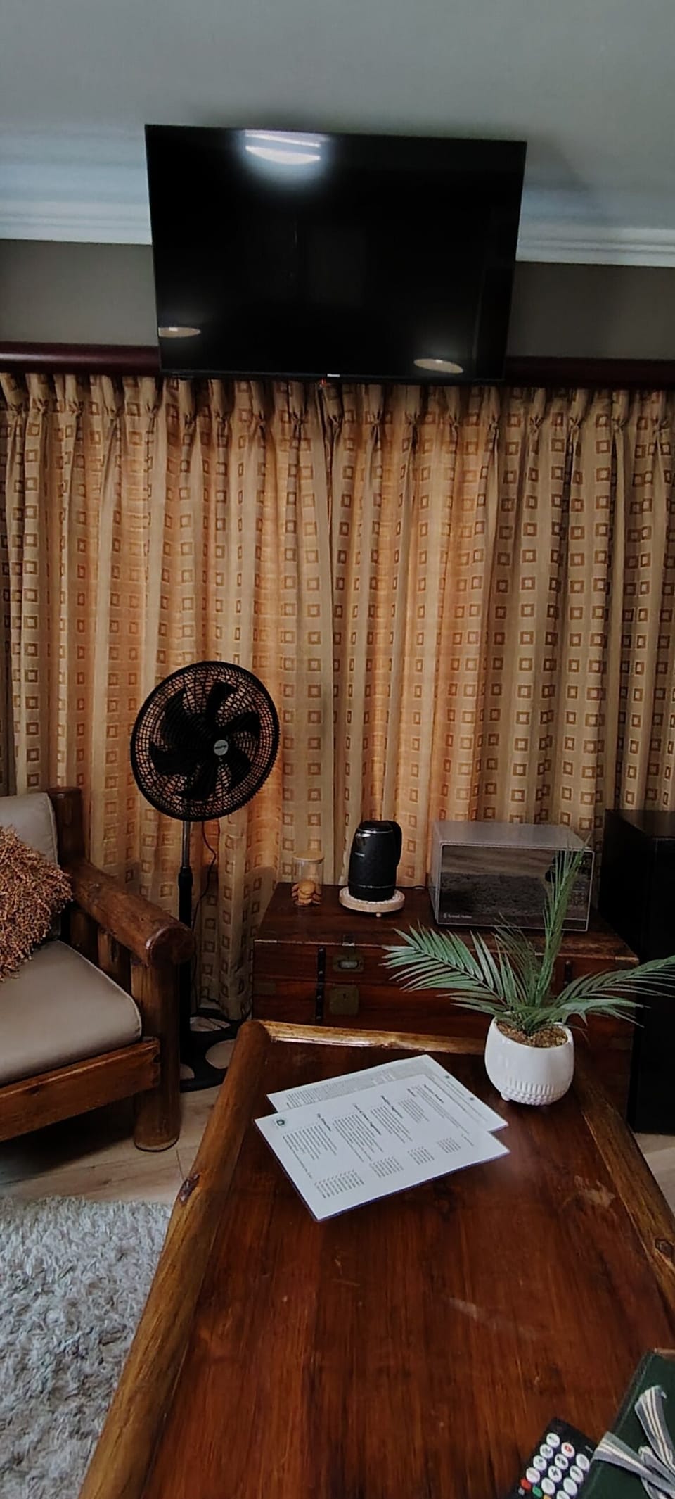 Room, 1 Bedroom, Smoking, Balcony | Living room | Books