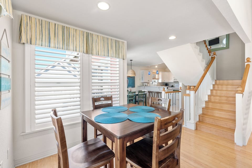 HK61: Coral Sunset | Top Level Breakfast Nook