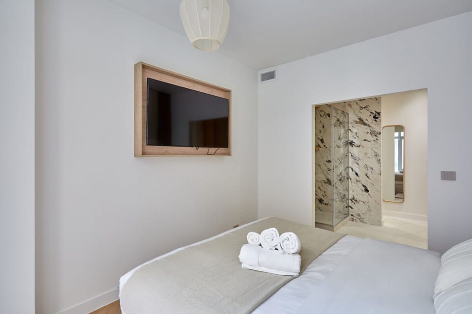 Apartment | Laptop workspace, iron/ironing board, bed sheets