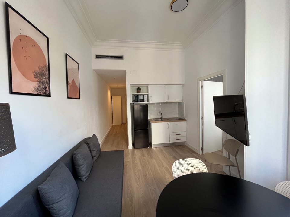 Apartment, 3 Bedrooms | Living area | 32-inch TV with satellite channels, streaming services