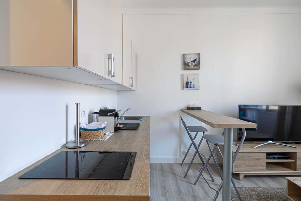 Apartment | Private kitchen | Fridge, microwave, oven, stovetop