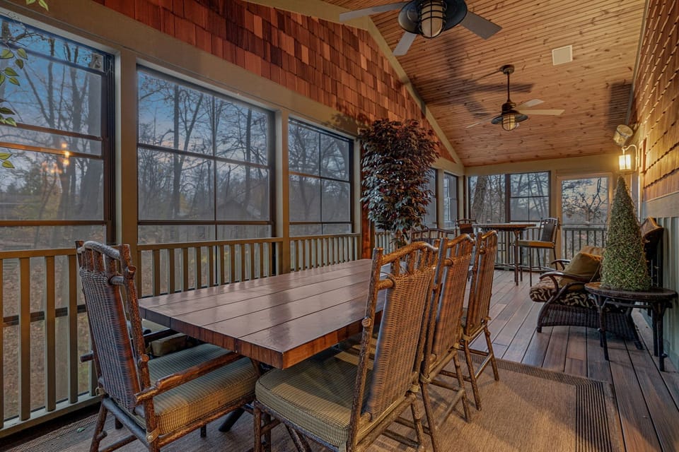 Evening dinners with a breeze and a view? This is the definition of perfection.