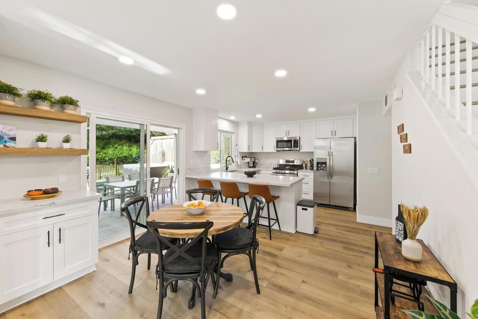 Kitchen with breakfast bar, dining table and access to the backyard