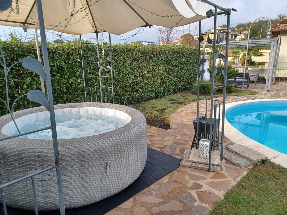 Outdoor spa tub