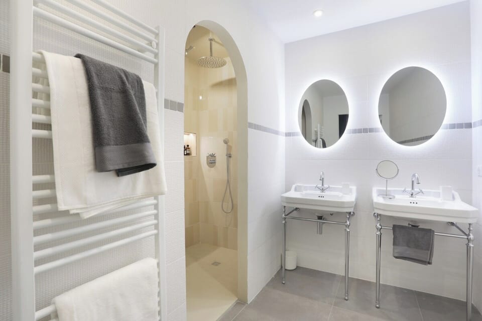 Apartment | Bathroom | Hair dryer, soap