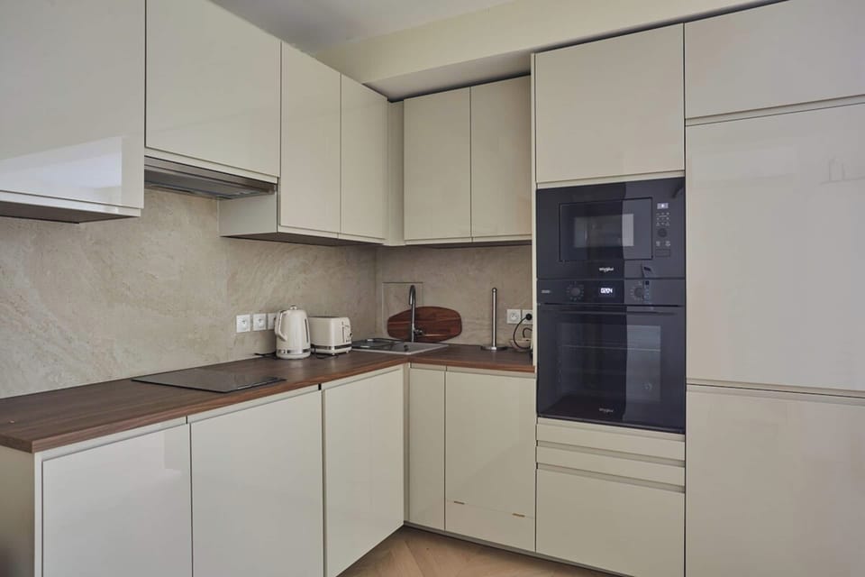 Apartment | Private kitchen | Oven, dishwasher, coffee/tea maker, electric kettle