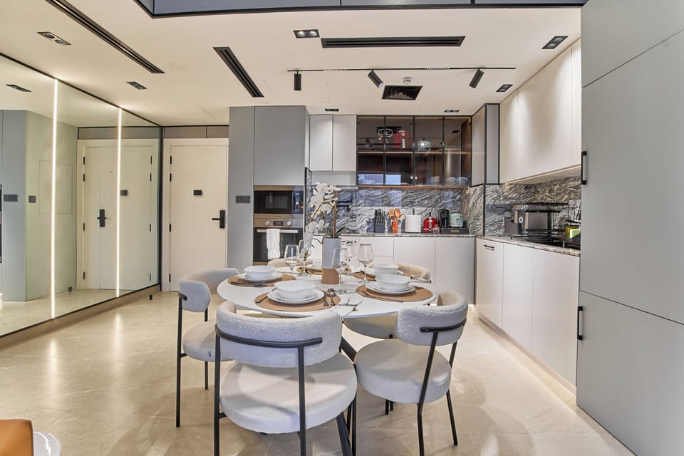 Premium Apartment, 2 Bedrooms, Canal View | Dining room