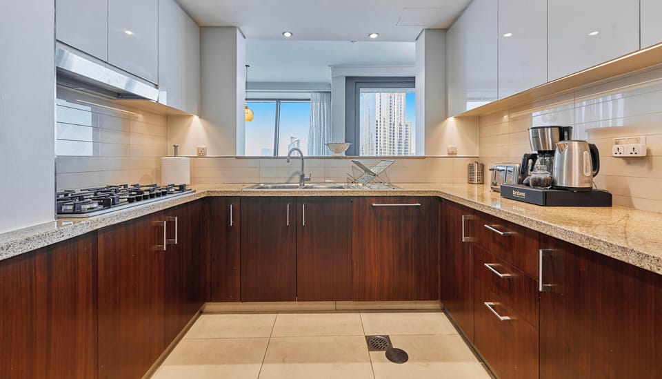 Deluxe Apartment | Private kitchen | Coffee/tea maker, electric kettle, dining tables