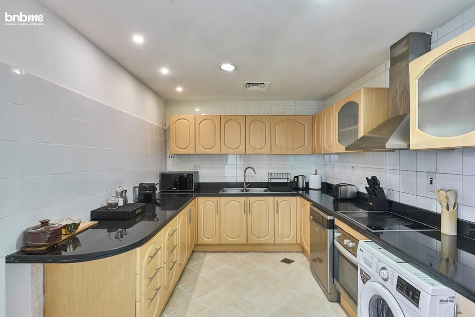 Premium Apartment, 4 Bedrooms | Private kitchen | Stovetop, coffee/tea maker, electric kettle, toaster