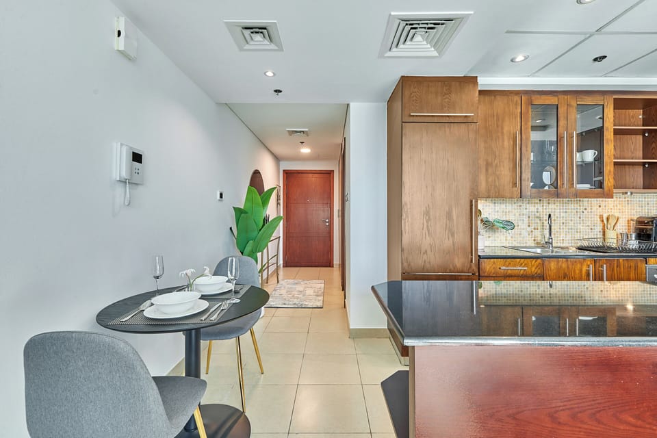 Premium Studio, 1 King Bed, City View | Dining room