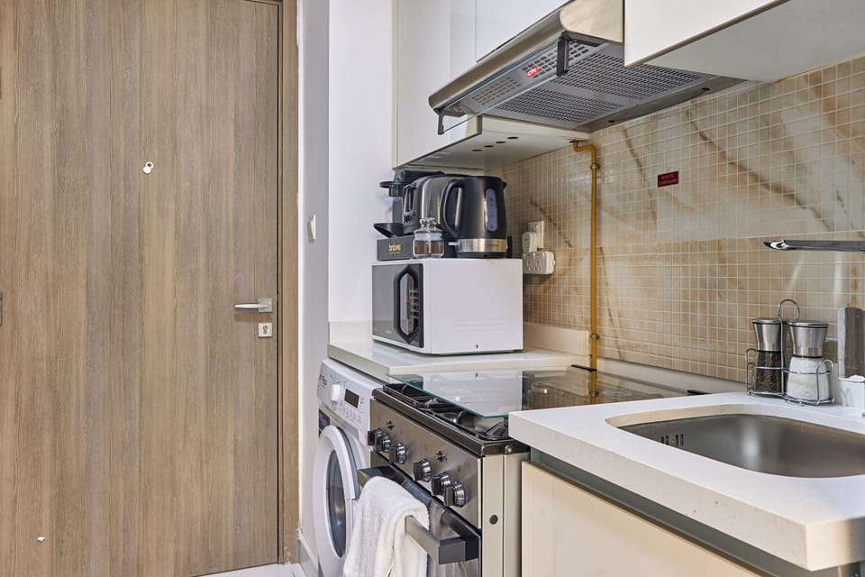 Premium Studio, 1 King Bed | Private kitchen | Fridge, microwave, oven, stovetop