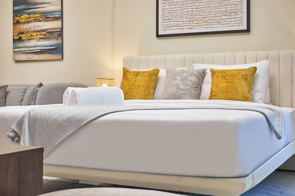 Premium Studio, 1 King Bed | Premium bedding, in-room safe, iron/ironing board, free WiFi