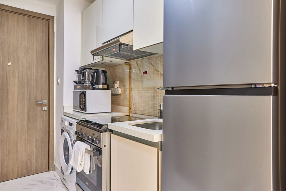 Premium Studio, 1 King Bed | Private kitchen | Fridge, microwave, oven, stovetop