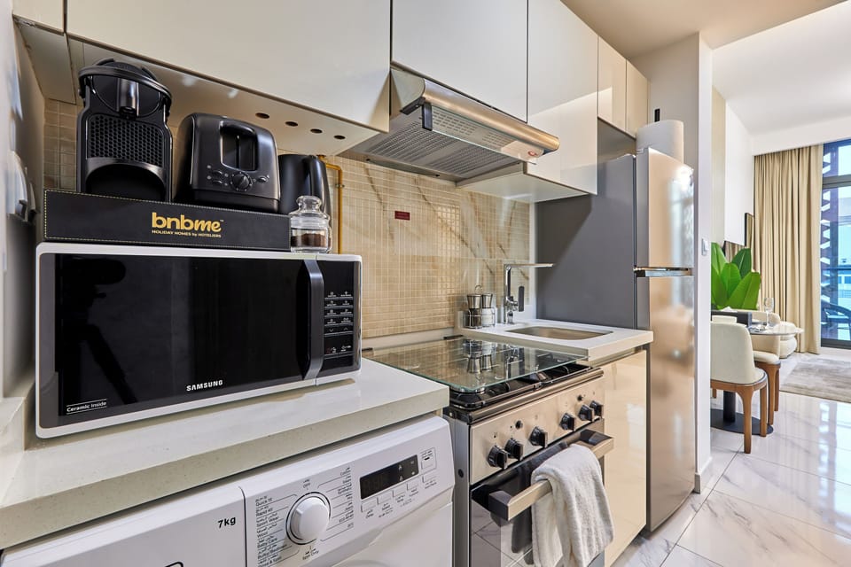Premium Studio, 1 King Bed | Private kitchen | Fridge, microwave, oven, stovetop