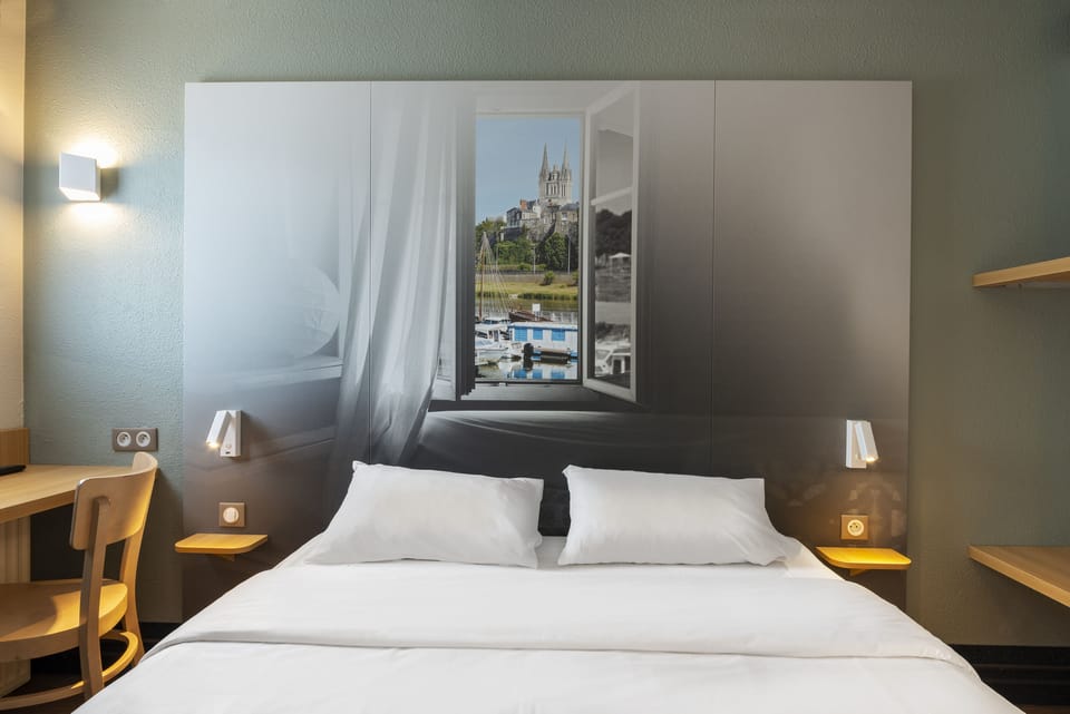 Premium bedding, desk, soundproofing, free WiFi