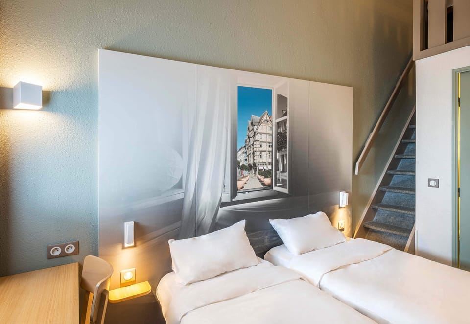 Premium bedding, desk, soundproofing, free WiFi