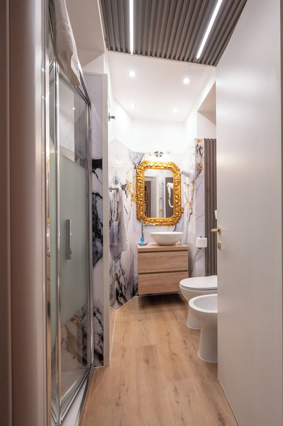 Basic Single Room | Bathroom | Shower, free toiletries, hair dryer, bidet