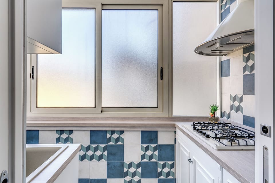 Studio, Balcony | Private kitchen | Mini-fridge, microwave, espresso maker, coffee/tea maker