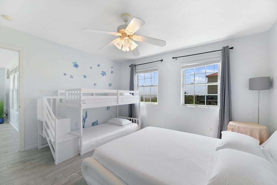 Queen bed with twin bunkbeds—ideal for a small family.