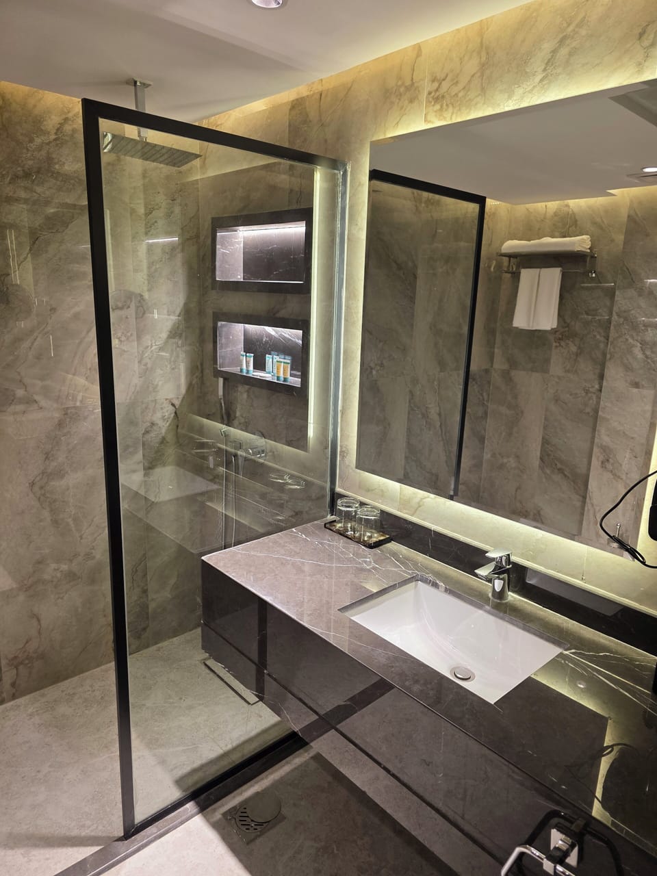 Standard Double Room | Bathroom | Shower, free toiletries, hair dryer, towels