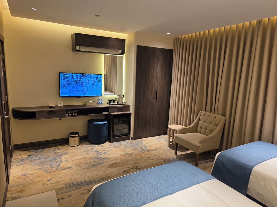 Standard Twin Room | Minibar, WiFi (free), bed sheets