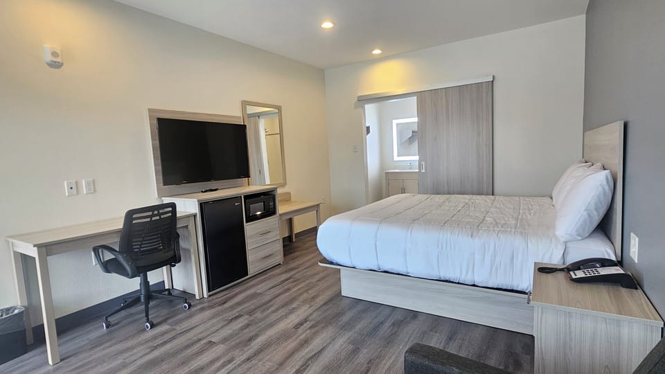 Single Room, 1 King Bed, Non Smoking | Free WiFi