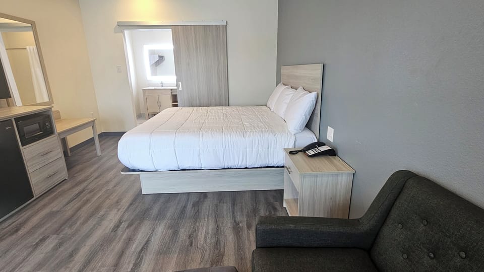 Single Room, 1 King Bed, Non Smoking | Free WiFi