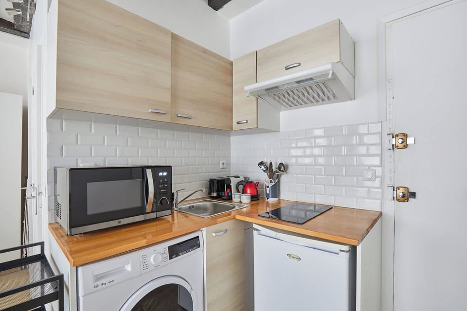 Apartment | Private kitchen | Cookware/dishes/utensils, cleaning supplies
