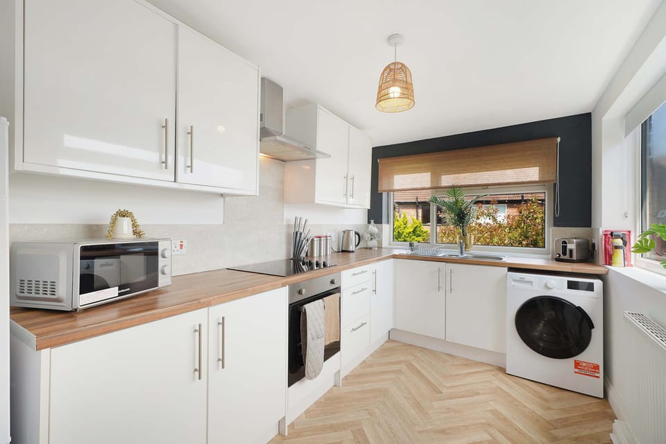 Designed for hassle-free cooking, the kitchen offers a fridge, freezer, microwave, oven, hob, kettle, toaster, and washing machine. You'll also find glasses, plates, bowls, cutlery, cooking utensils, and a full selection of pots and pans.