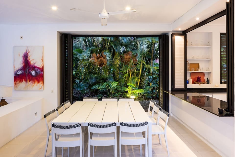 Deluxe House | Dining room