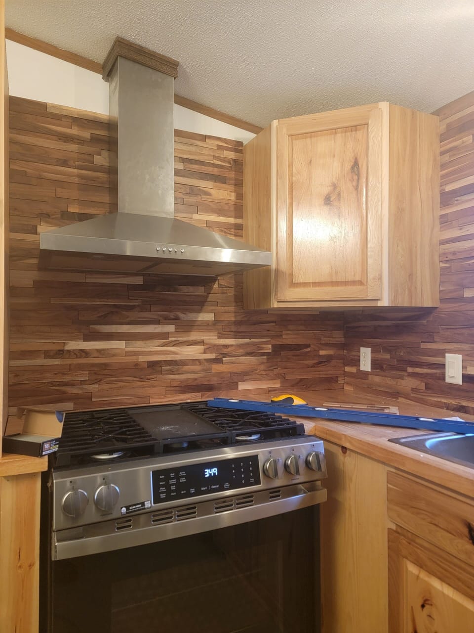 Gas stove, microwave, toaster coffee pots, free paper towels all essentials