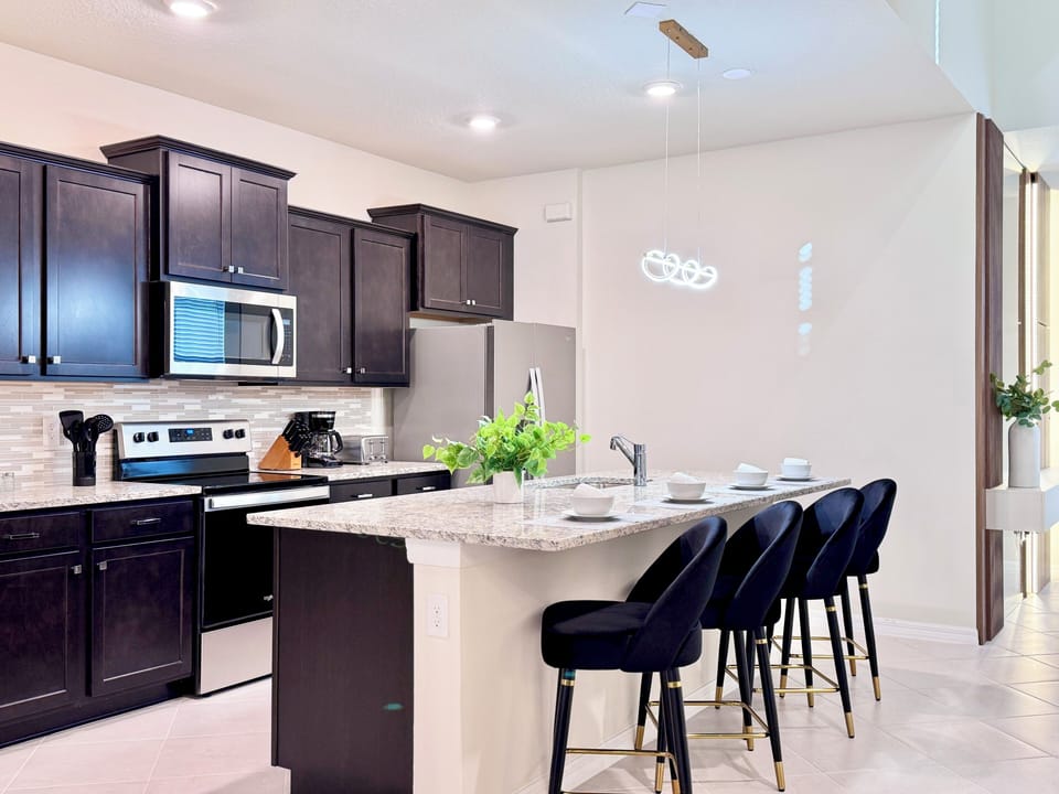 Fully equipped and spacious kitchen with kitchen counter and appliances.