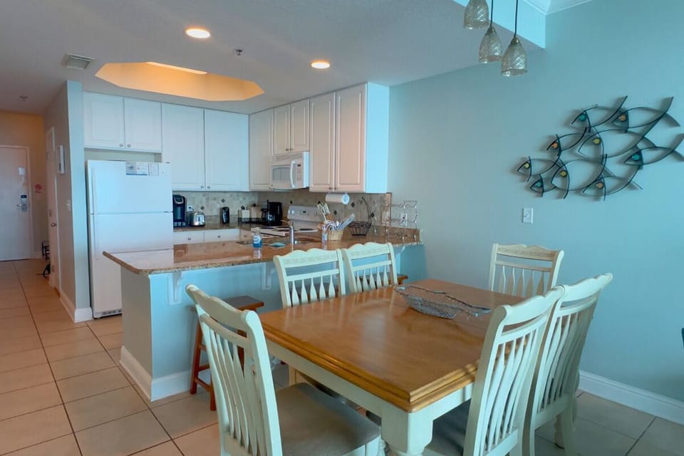Dining Nook with table and chairs for 6