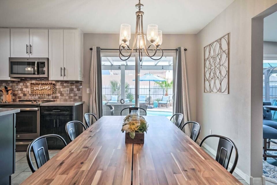 formal dinner in the adjacent dining area.