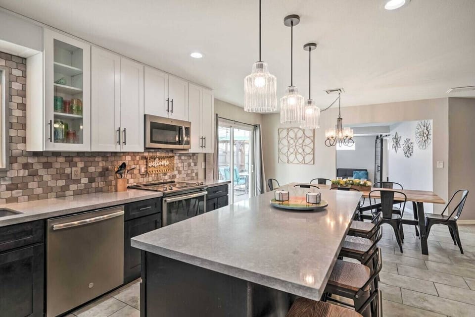 Kitchen island with barstools (4)