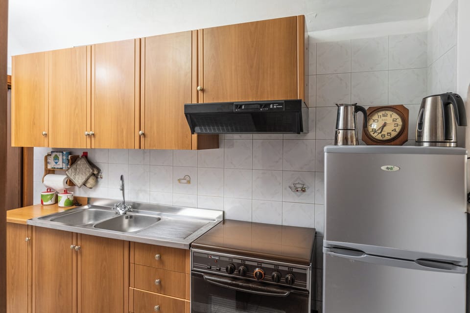 House | Private kitchen | Full-size fridge, oven, stovetop, coffee/tea maker