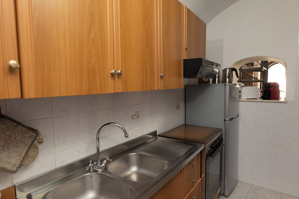 House | Private kitchen | Full-size fridge, oven, stovetop, coffee/tea maker