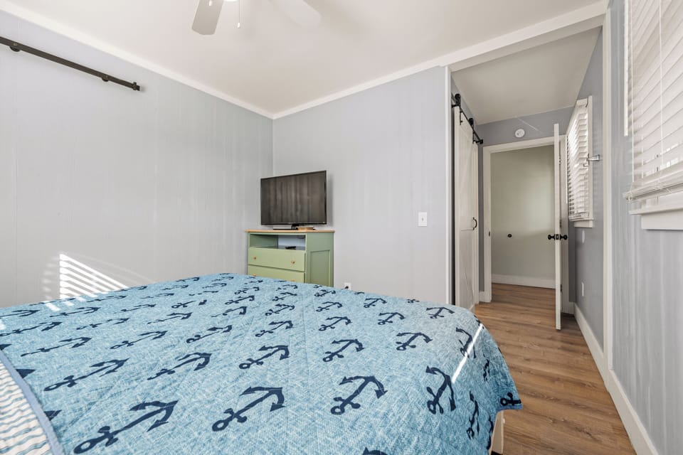 King Master Suite - Mid Level
