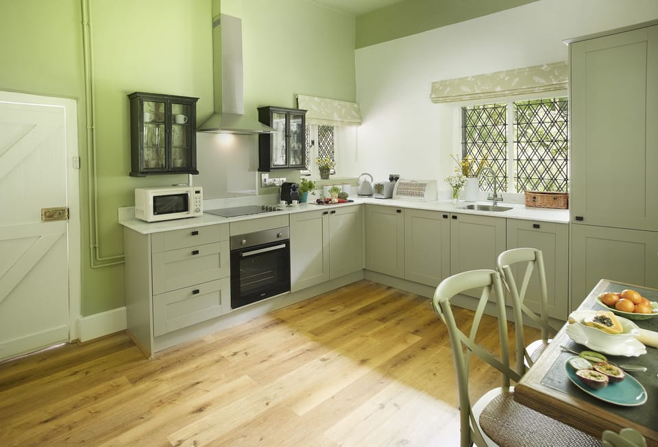 Ground floor : Well-equipped kitchen with seating for four guests