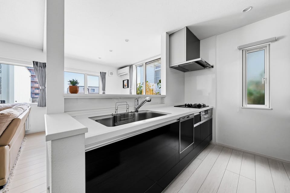 Deluxe House | Private kitchen | Fridge, microwave, oven, stovetop