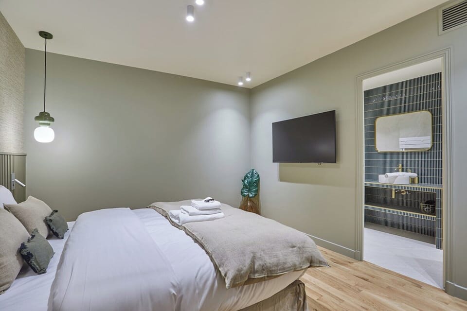 Apartment | Laptop workspace, iron/ironing board, bed sheets