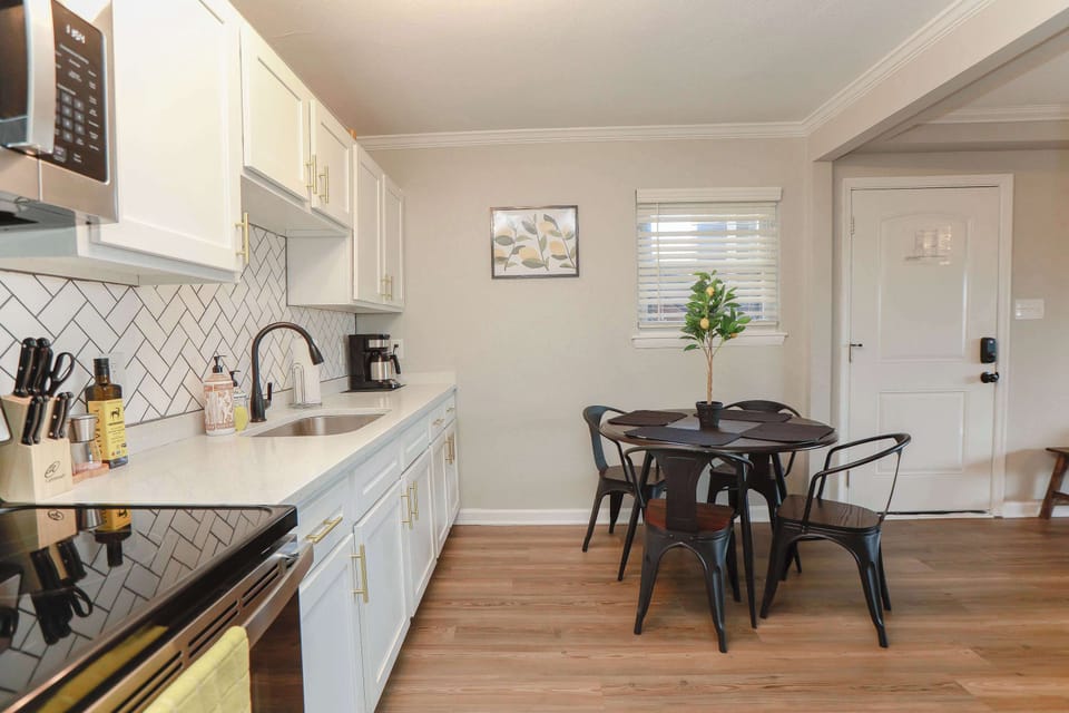 Fully equipped kitchen and dining area