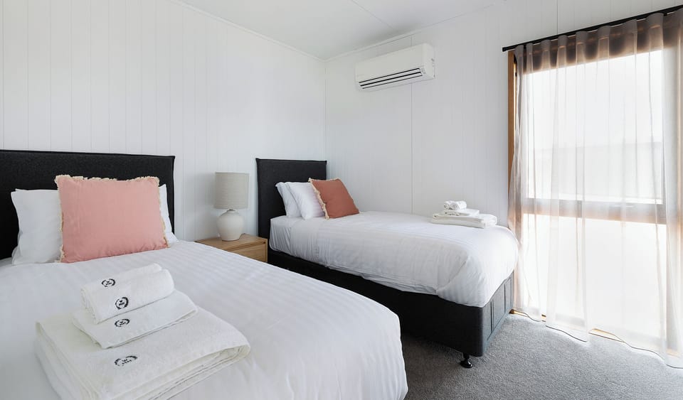 Family Cabin | Premium bedding, iron/ironing board, free WiFi, bed sheets