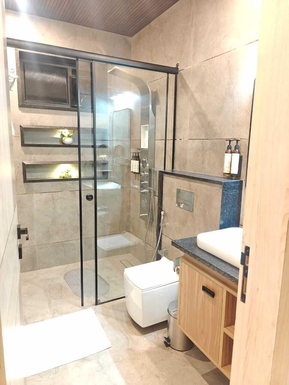 Combined shower/tub, jetted tub, rainfall showerhead, free toiletries