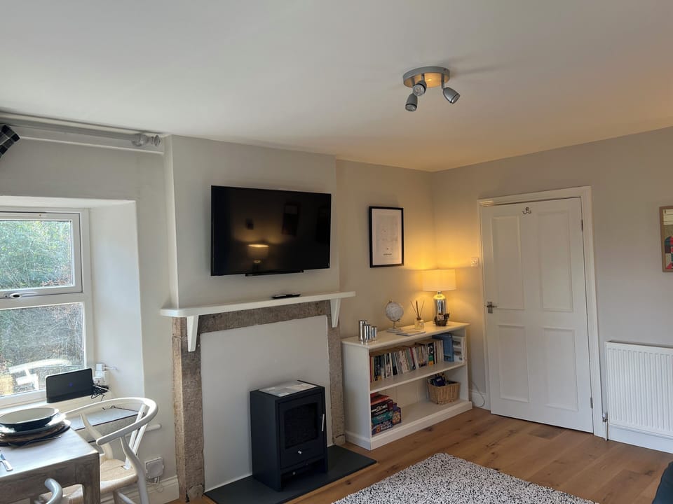 Cottage, 1 Bedroom | Living area | 32-inch LCD TV with cable channels