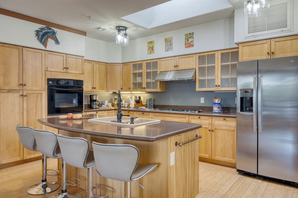 Fully equipped kitchen.