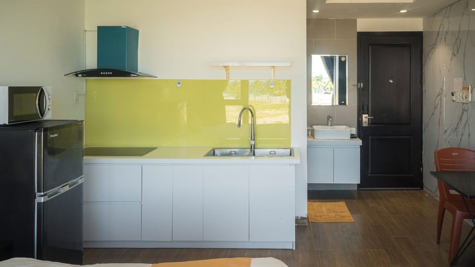 Deluxe Studio, Kitchenette | Private kitchenette | Fridge, paper towels