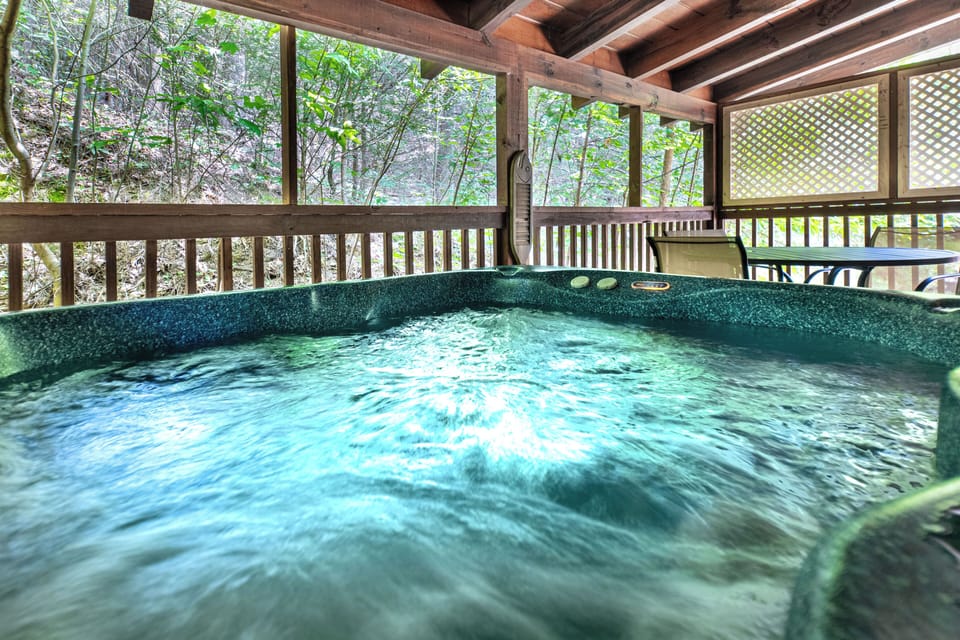 Soak under the evening sky, jets bubbling in the Pigeon Forge woods.