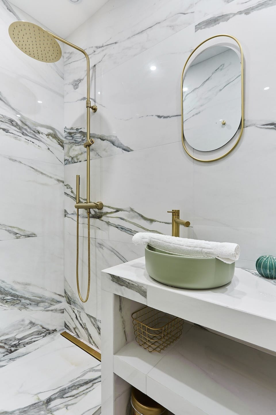 Apartment | Bathroom | Hair dryer, soap